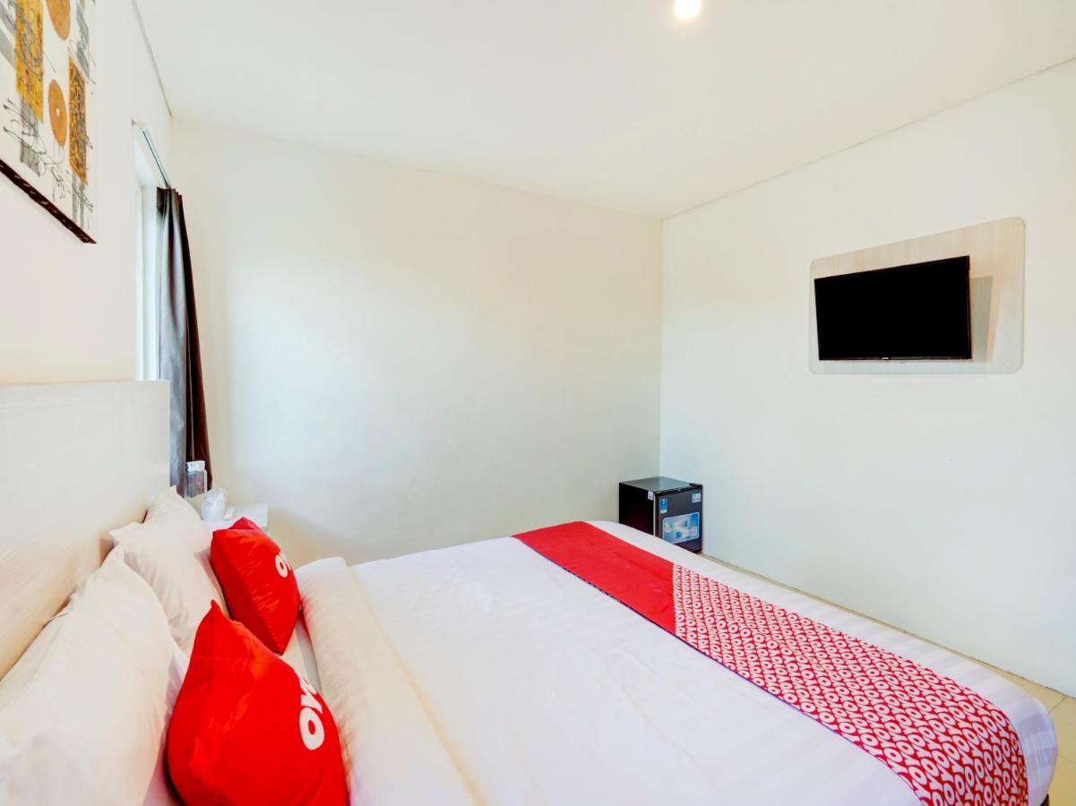 Lg Hotel Jember Exterior photo